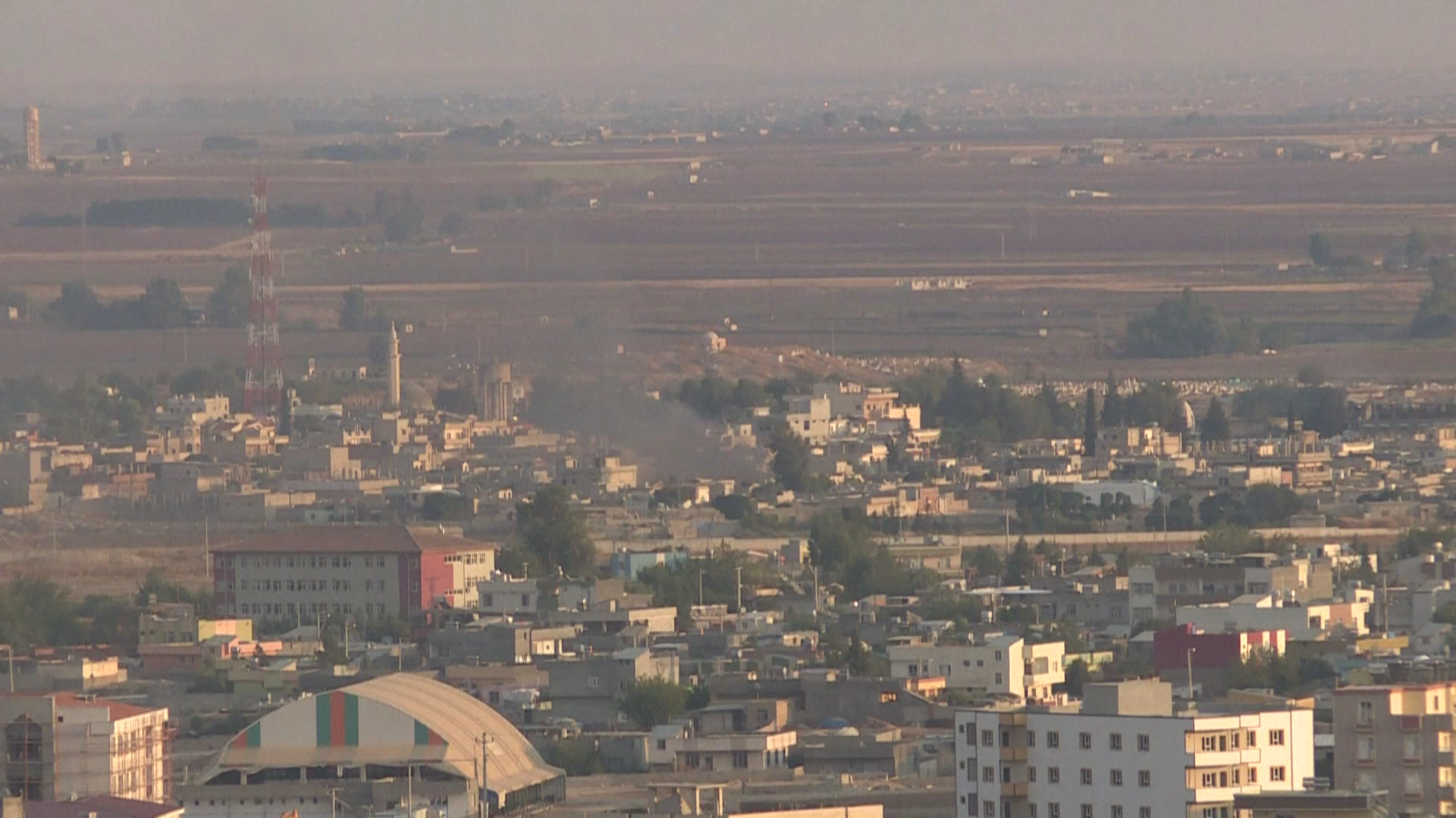 Tirkiyê malbatên çekdarên opozisyonê li Serê Kanîyê bicîh dike û navendeke serbazî ava dike 